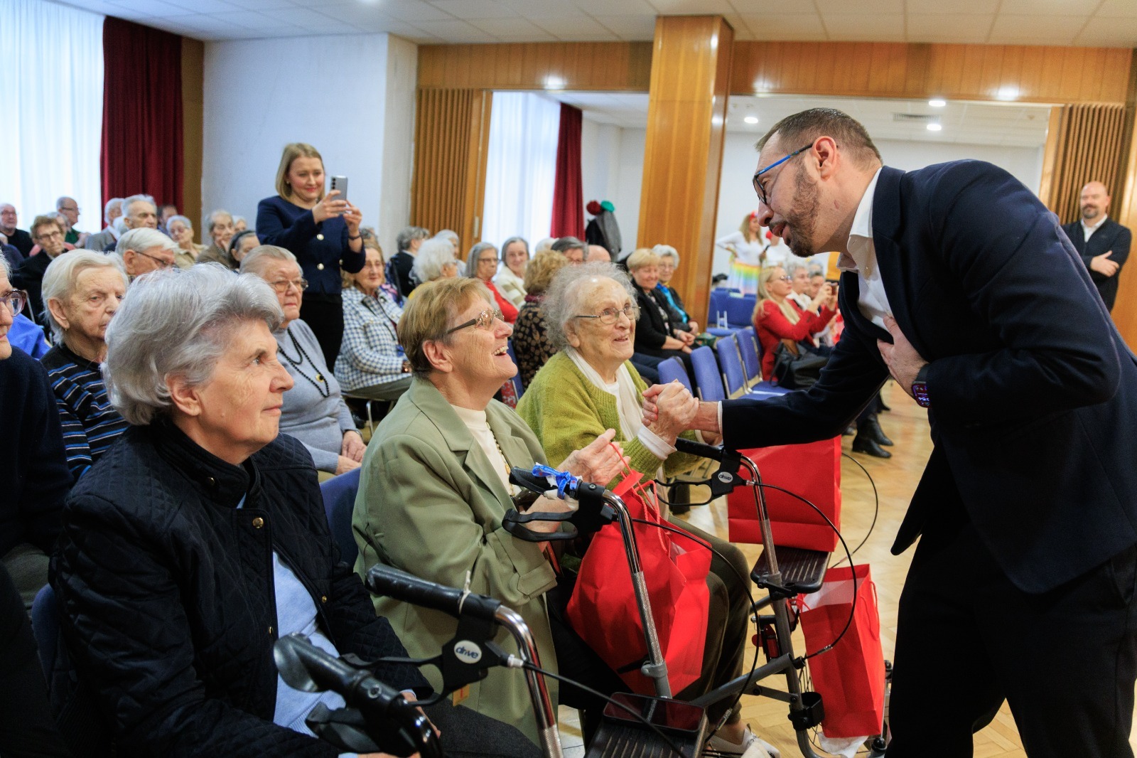 Uskrsno darivanje korisnika domova za starije osobe